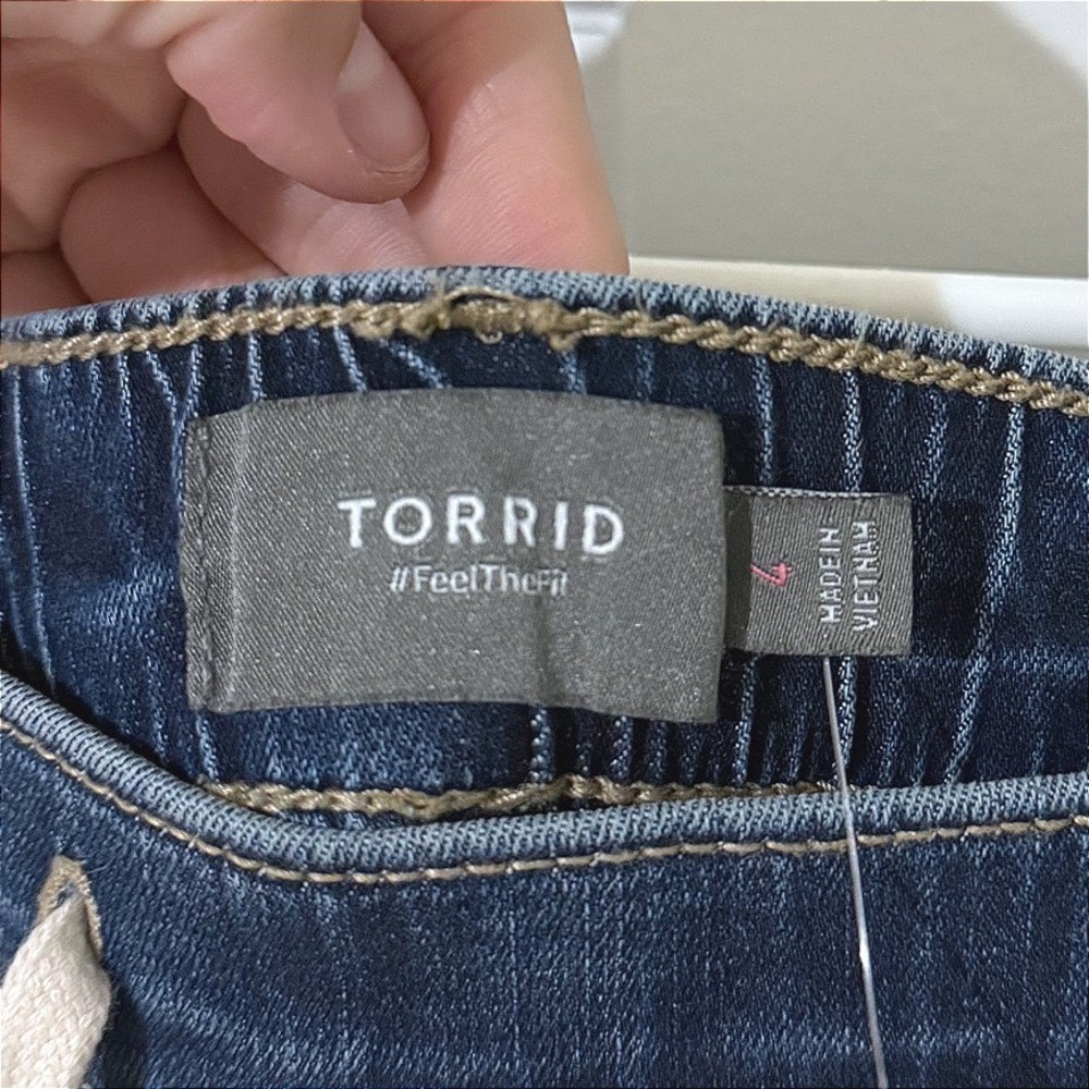 Torrid Weekend Super Soft Mid-Rise Denim Shorts Andromeda Wash Blue 4X 26 NEW - Picture 3 of 5